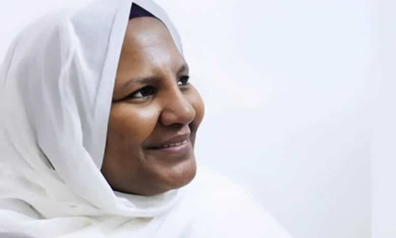 رباح الصادق تعترف بخطأ تاريخي وتطلب الغفران من الشعب السوداني - امواج نيوز